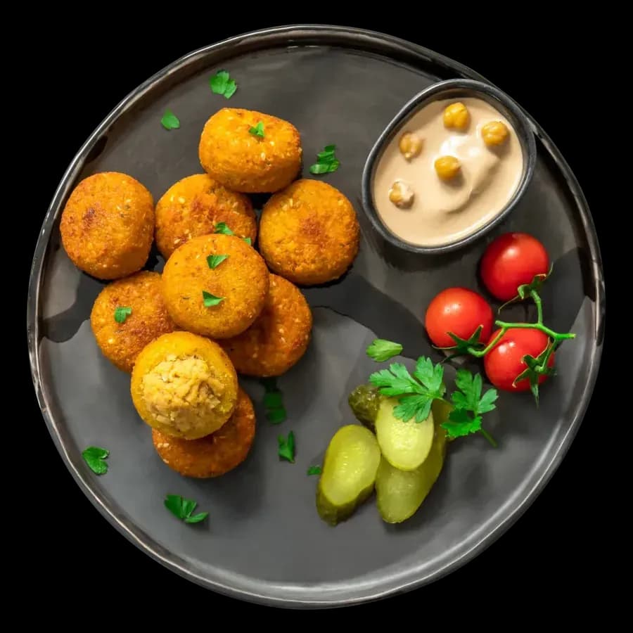 Humus ve domatesle servis edilen falafel tabağı