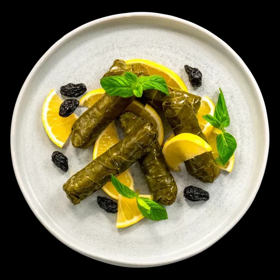 Limonla servis edilen yaprak sarma